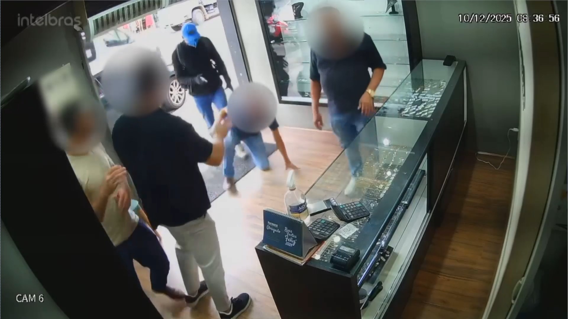 VÍDEO: em menos de 2 minutos, dupla  rouba R$ 630 mil em joias de vitrine de joalheria em Aracruz, no ES