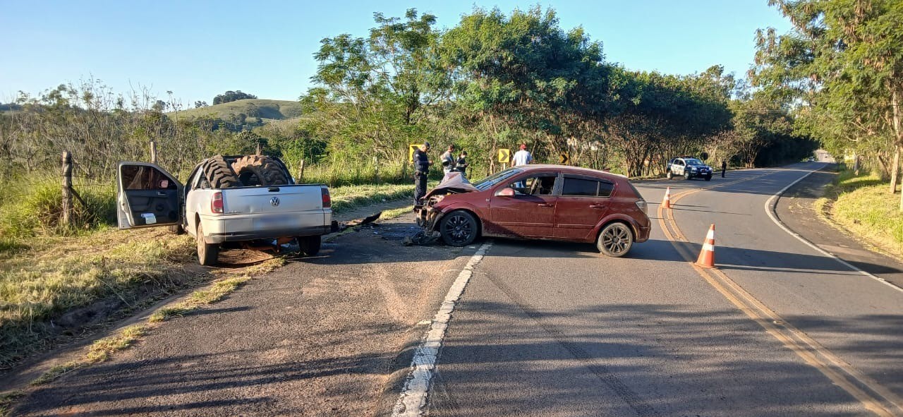 Motorista perde o controle em curva e bate de frente com outro veículo em rodovia de Cesário Lange