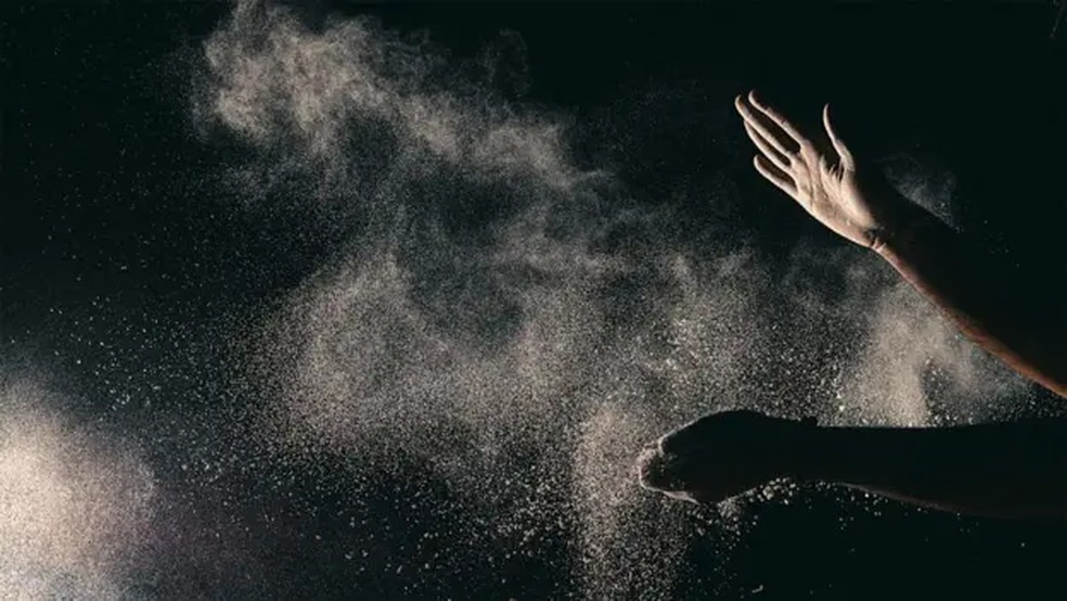 A pele humana libera constantemente gases e partículas de poeira — Foto: GETTY IMAGES