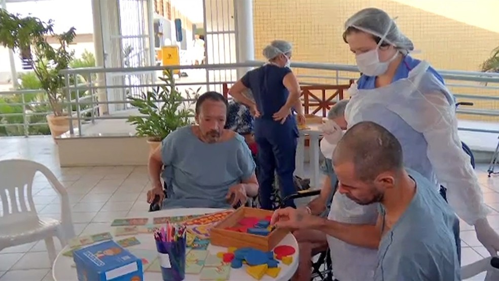 Profissionais de saúde usam jogos no tratamento de pacientes com sequelas, no Ceará. — Foto: TVM