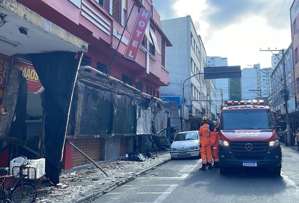 Marquise caiu na Rua Floriano Peixoto, no Centro de Juiz de Fora — Foto: Maria Elisa Diniz/TV Integração