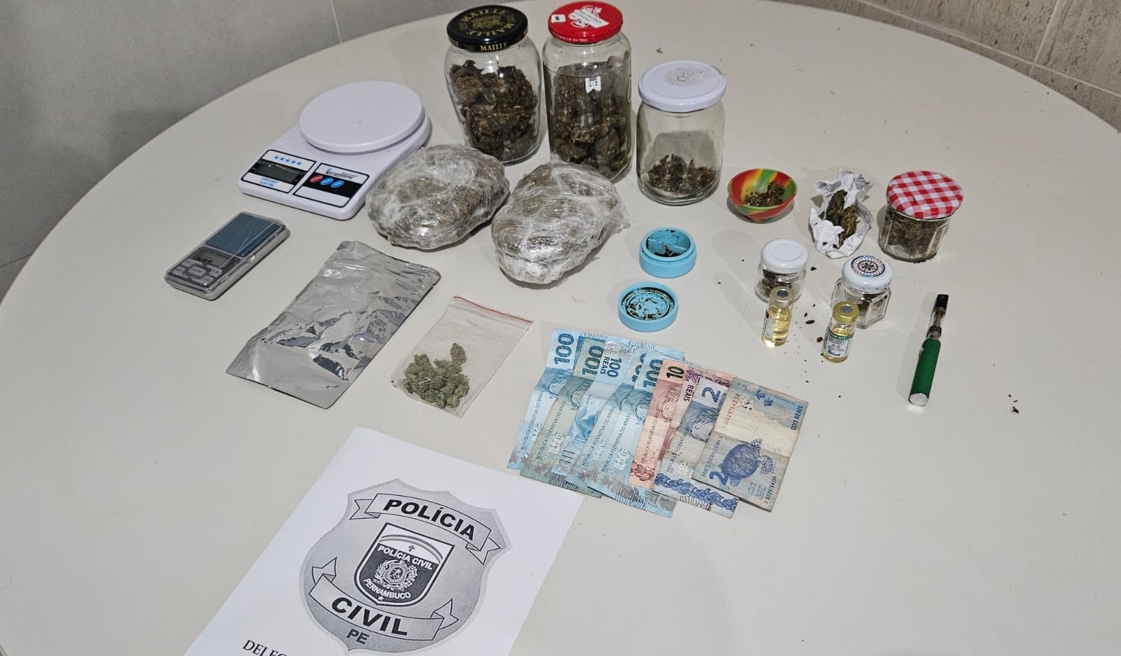 
Polícia prende garçom suspeito de tráfico de drogas em Fernando de Noronha