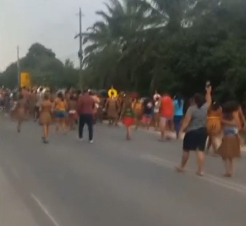Mulher é presa após atropelar três indígenas no sul da Bahia — Foto: Reprodução/TV Bahia