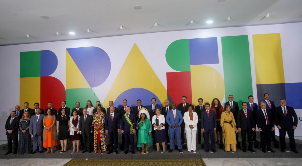Lula e ministros posam para foto oficial após posse em janeiro de 2023  — Foto: Ricardo Moraes/Reuters