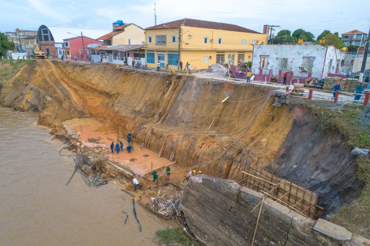 Porto de Parintins apresenta rachaduras no solo e moradores temem deslizamento de terra