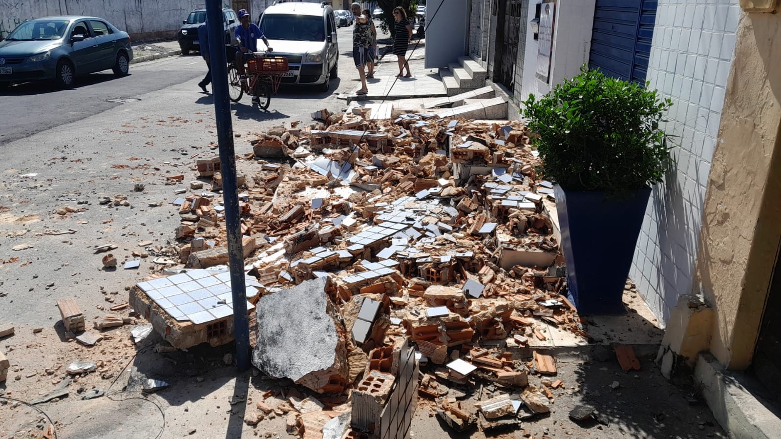 Caminhão arrasta poste e destrói fachada de igreja evangélica na Pajuçara, em Maceió