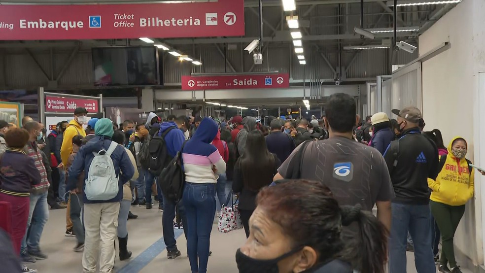 Passageiros em estação da CPTM em São Paulo. — Foto: Reprodução/TV Globo