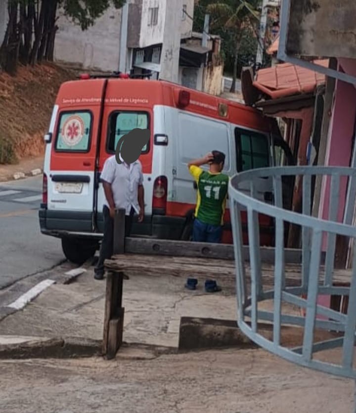 VÍDEO: ambulância sem freio desce rua e invade casa em Araçariguama
