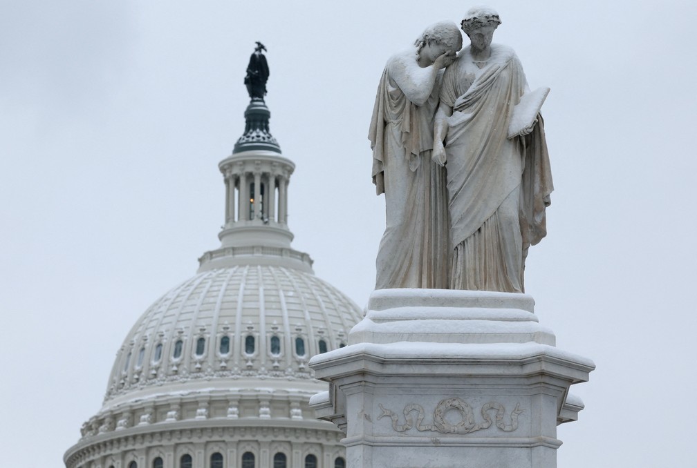 Neve se acumula no Monumento da Paz e na cúpula do edifício do Capitólio dos EUA em Washington, em 16 de janeiro de 2024. — Foto: REUTERS/Leah Millis