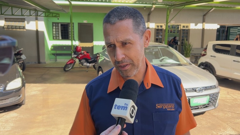1 de 4
Gerente da revenda de carros ficou surpreso com a manobra da motorista ap&oacute;s o acidente em Bauru &mdash; Foto: TV TEM/ Reprodu&ccedil;&atilde;o