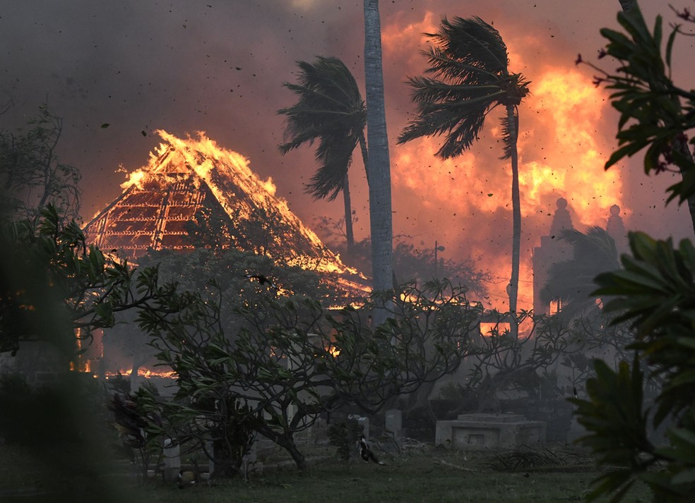 A histórica Igreja Waiola, em Lahaina, em chamas na terça-feira, 8 de agosto de 2023, em Lahaina, Havaí. — Foto: Matthew Thayer/The Maui News via AP