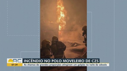 Incêndio de grandes proporções atingium um galpão na noite de sábado (2)
