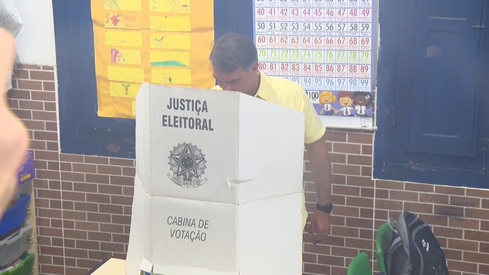 Flávio Bolsonaro (PL) vota no RJ — Foto: Reprodução/TV Globo