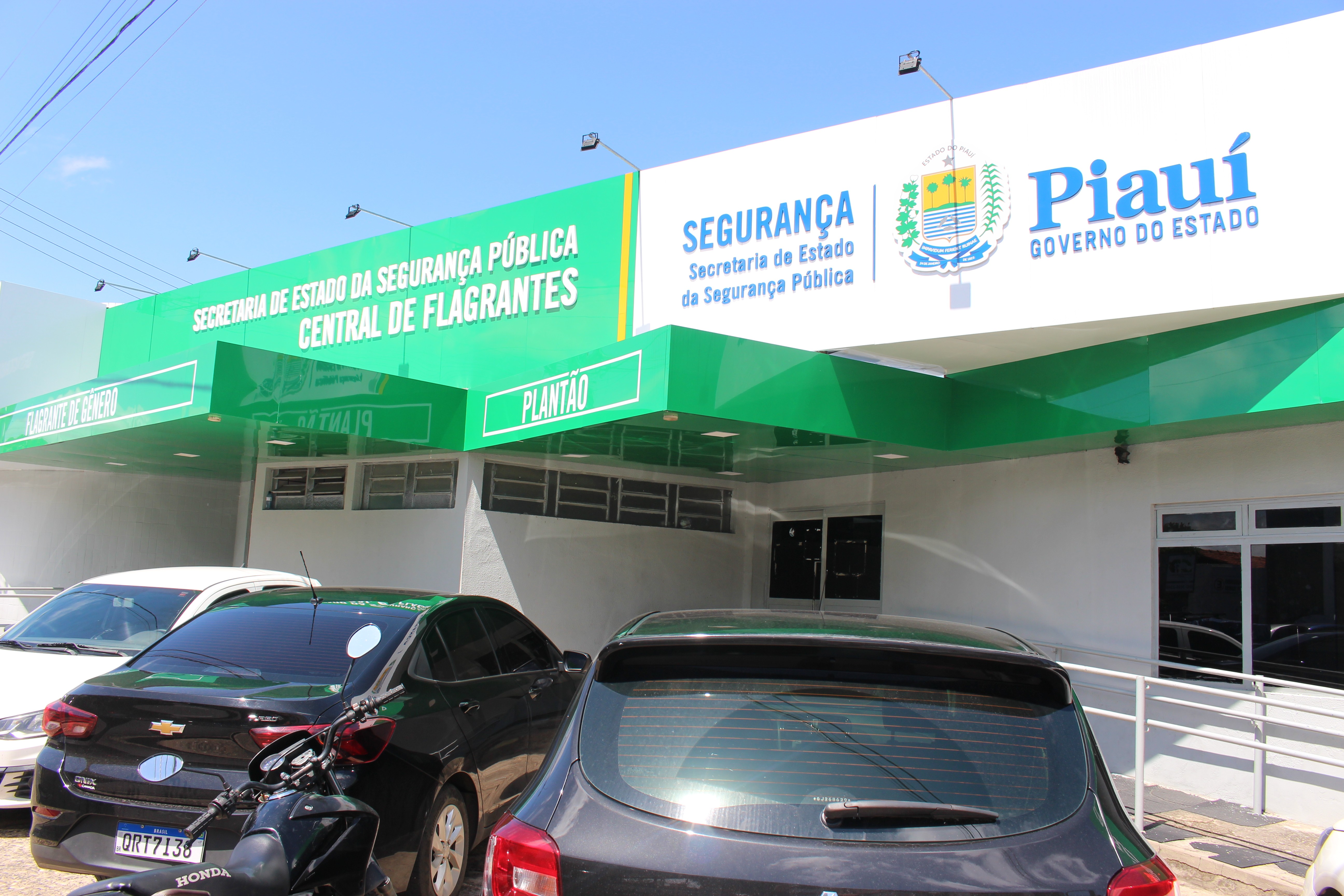 Pai e filho são atropelados por carro na Avenida Joaquim Nelson; motorista é agredido por transeuntes