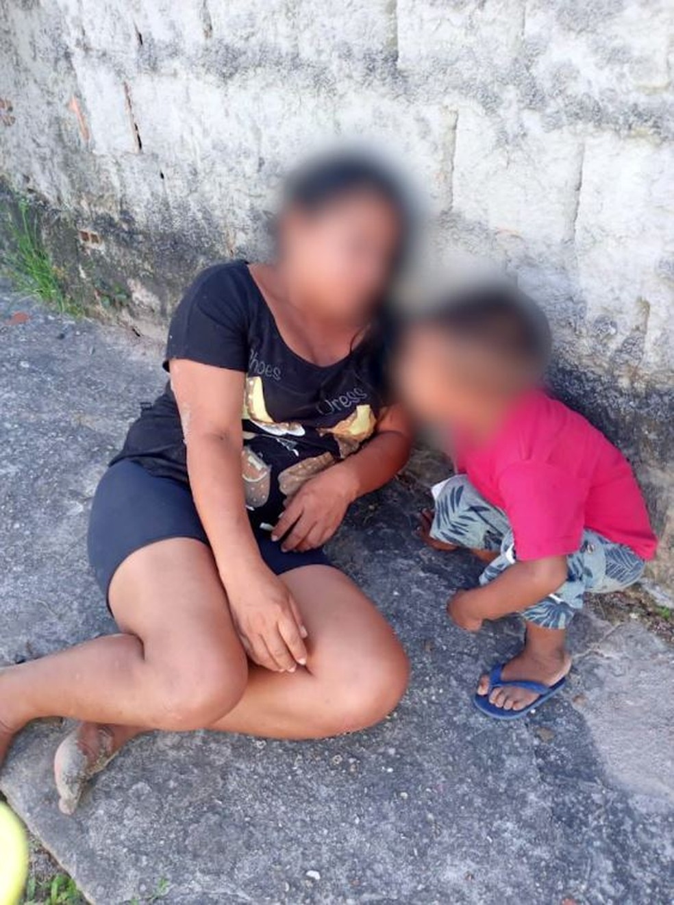 Em uma das mais imagens fortes, uma mãe aparece bêbada, caída em uma sarjeta, ao lado do filho pequeno, em São Gabriel da Cachoeira, no AM.  — Foto: Divulgação/CMA