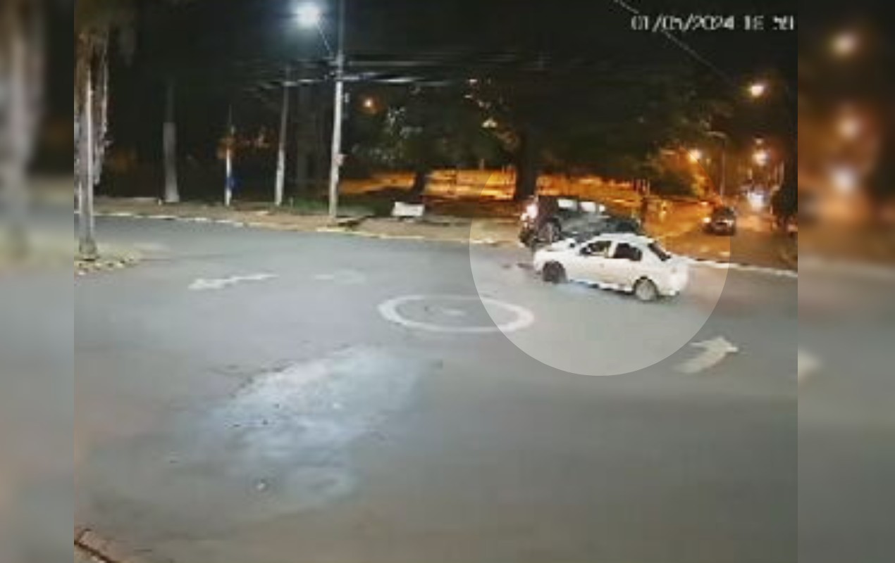 VÍDEO: veículo capota após colisão em rotatória de Bariri