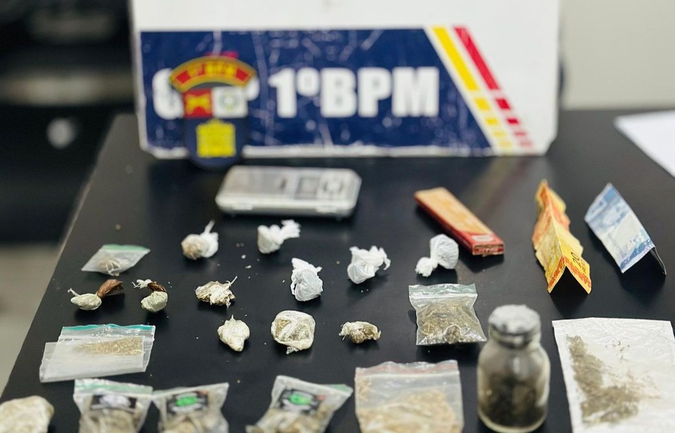 No local, foram encontrados diversas porções de maconha e cocaína, que além de usadas, estavam sendo vendidas. — Foto: Polícia Militar