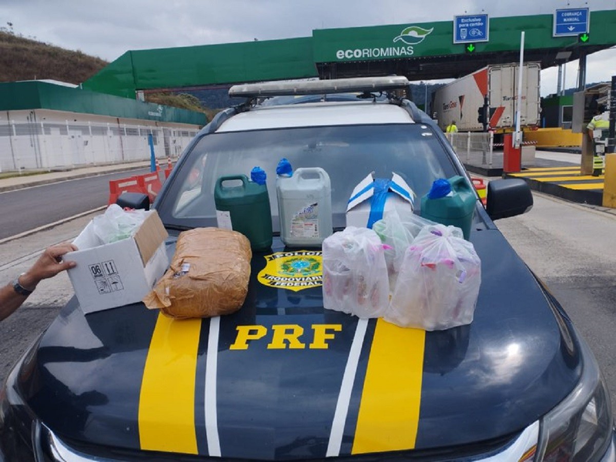 Polícia apreende mil pinos de cocaína e 30 litros de lança-perfume na BR-116; dois foram presos