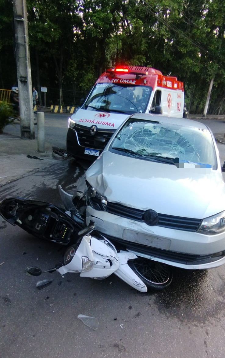 Duas pessoas ficam feridas em acidente envolvendo carro e moto em Divinópolis