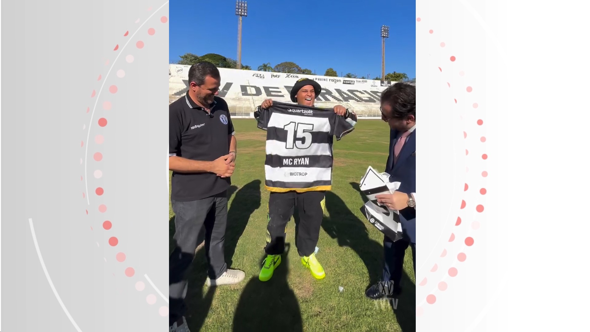 'Achei que era estacionamento': MC Ryan pede desculpas por cavalo de pau em estádio e recebe camisa do XV de Piracicaba