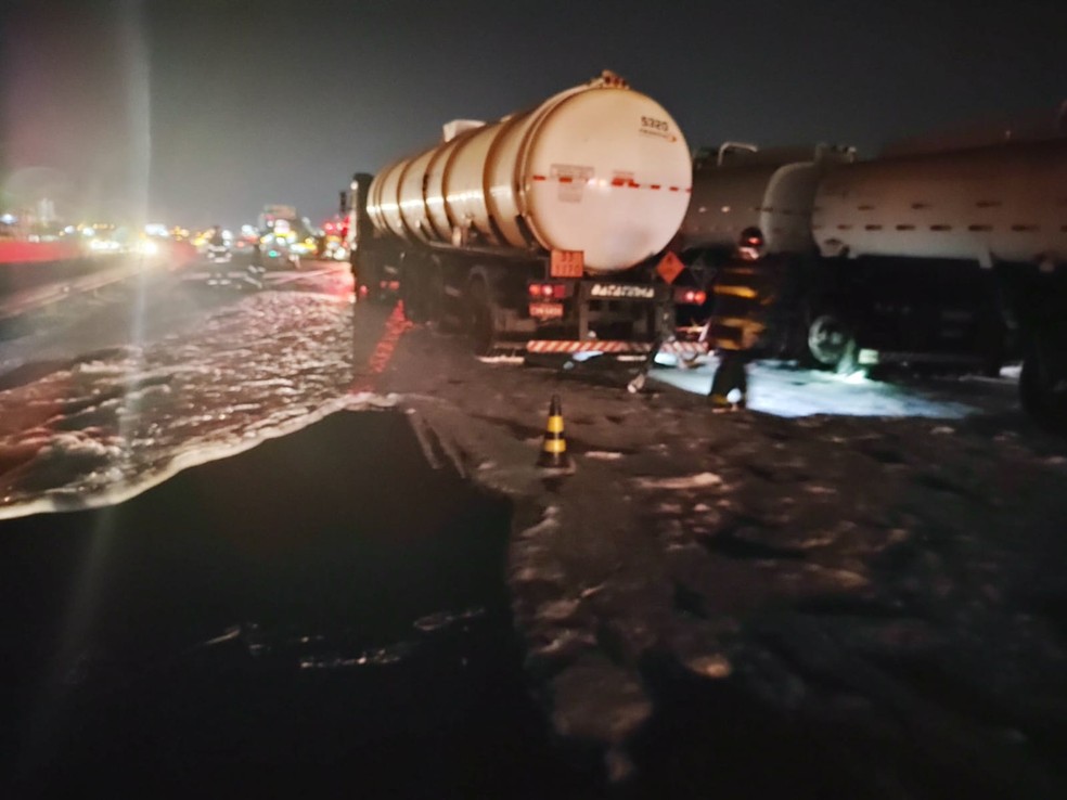 Cerca de 2 mil litros de álcool vazaram na Rodovia Marechal Rondon em Bauru (SP) — Foto: Corpo de Bombeiros/Divulgação