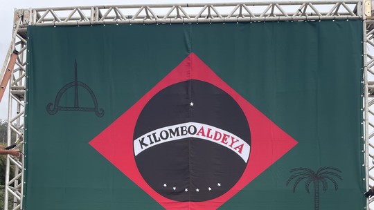 Artista tem obra com releitura da bandeira nacional retirada de festival no RJ