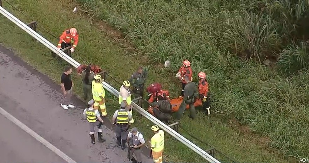 Sobrevivente de queda de helicptero  resgatada aps queda em Caieiras  Foto: Reproduo/TV Globo