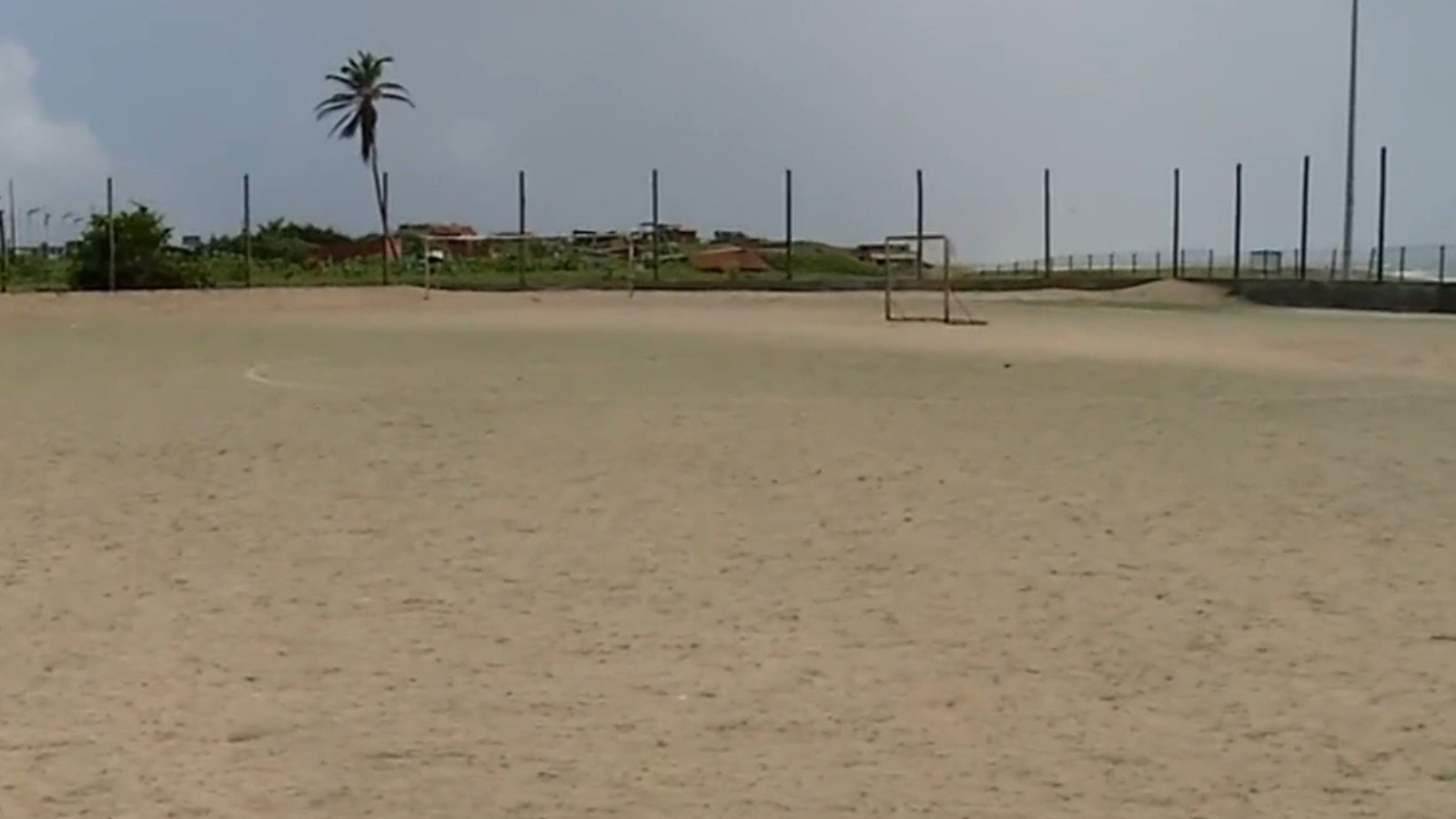 Areia invade espaço de areninha na Praia do Futuro, em Fortaleza