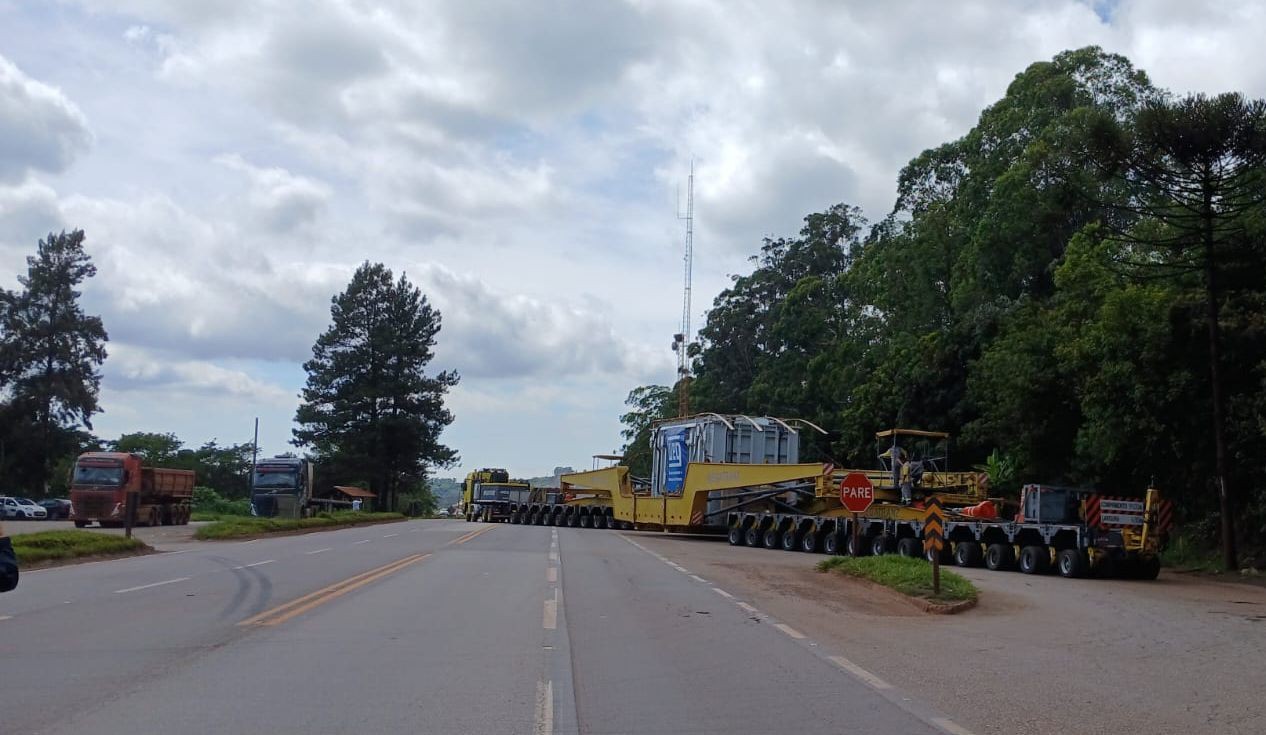 Carreta gigante com quase 600 toneladas cruza BR-040, entre Cristiano Otoni e Simão Pereira 