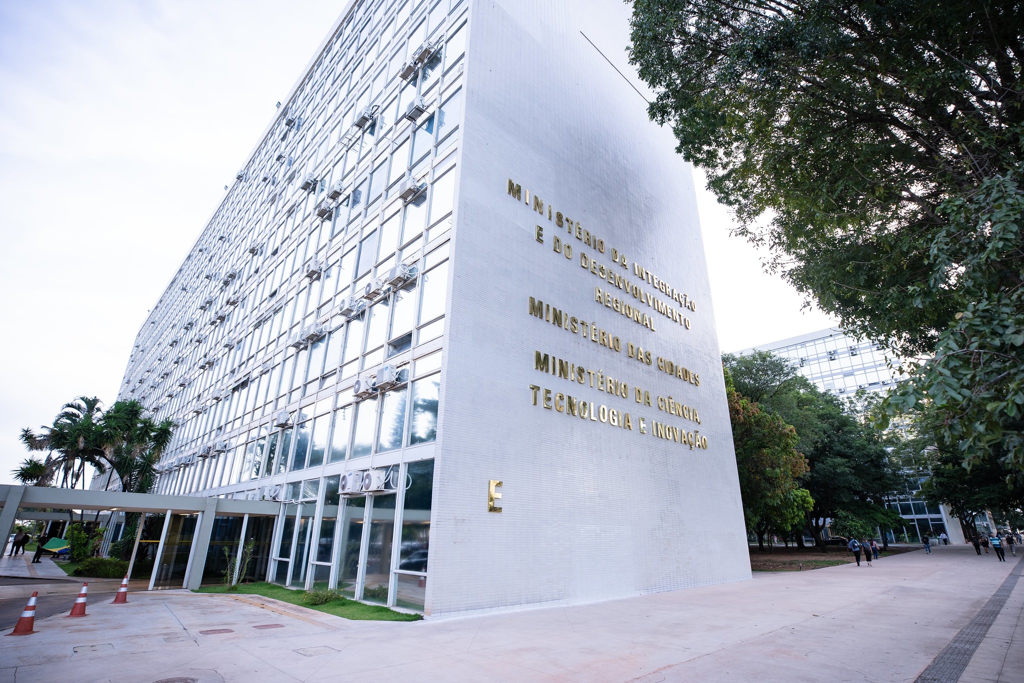 Ministério, em Brasília, fica sem energia após incêndio em subestação