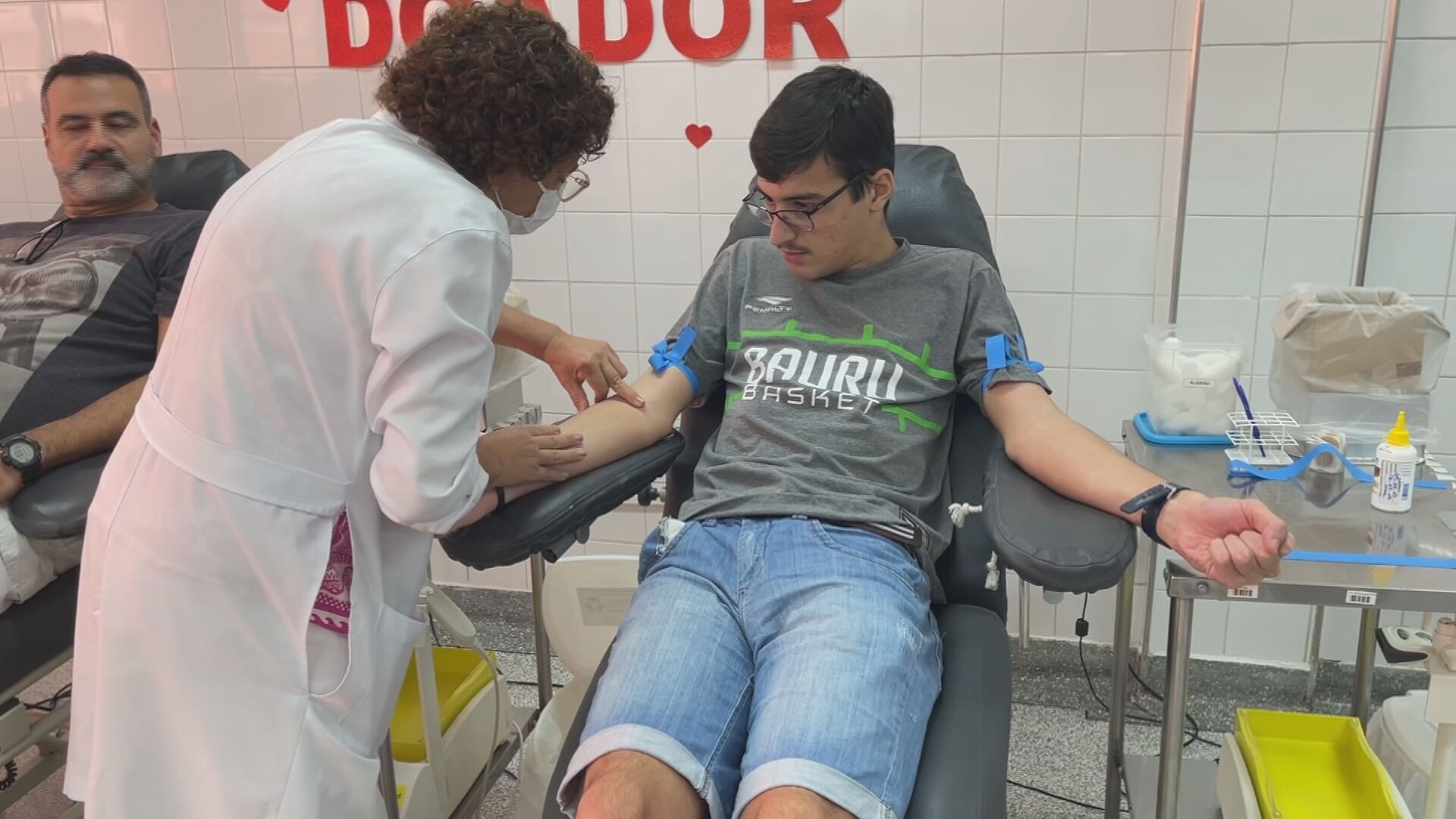Após quase um ano de preparo, jovem autista realiza sonho de se tornar doador de sangue: 'Nos inspira', diz pai