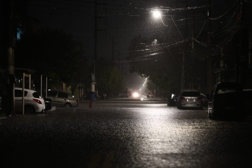 Rua alagada na Zona Norte de Porto Alegre — Foto: Jonathan Heckler/Agência RBS