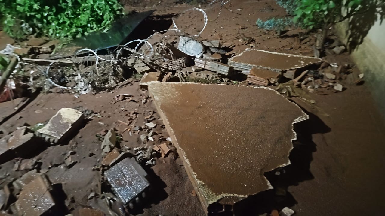 Muro cai e casa fica alagada durante chuva em Uberlândia