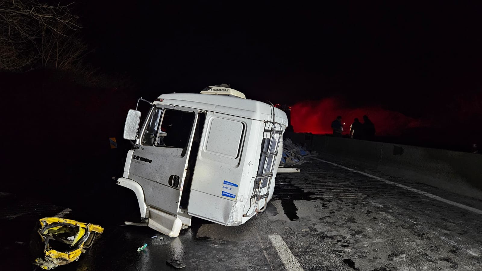 Batida entre carretas arranca cabine de um dos veículos na BR-135