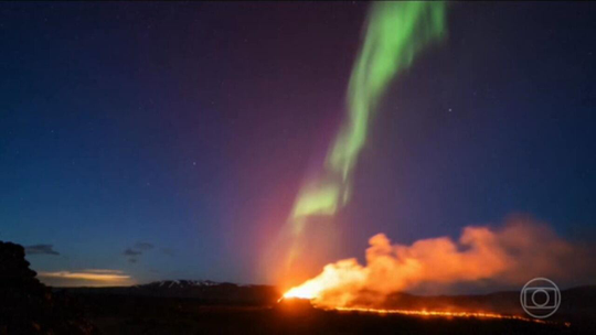 Erupção de vulcão e aurora boreal iluminam céu de cidade na Islândia - Programa: Bom Dia Brasil 