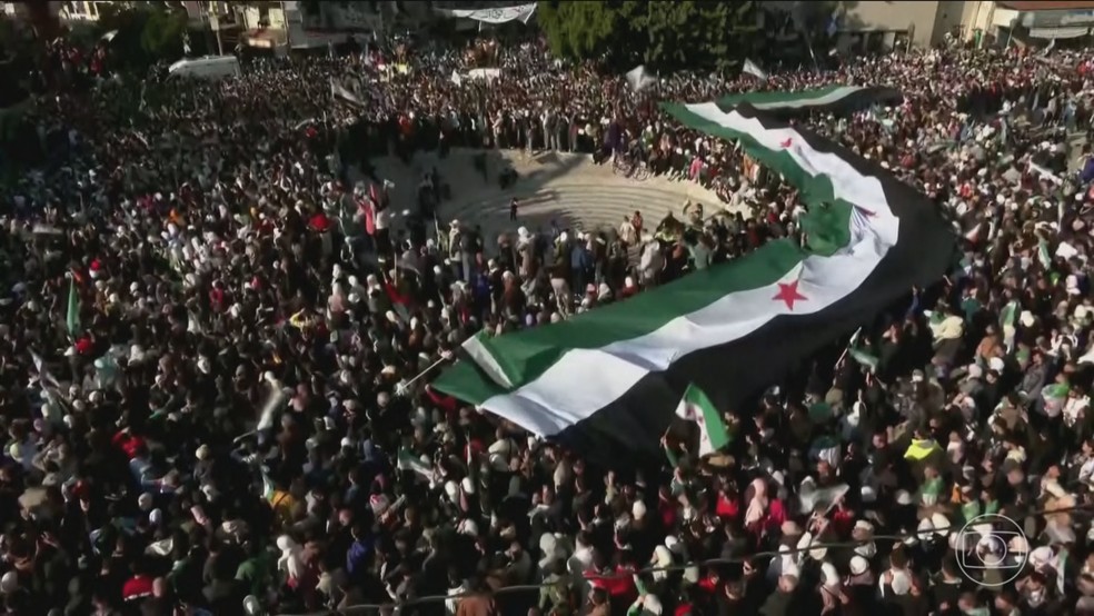 Líder do grupo que tomou o poder na Síria convoca a população a celebrar o fim da ditadura Assad — Foto: Jornal Nacional/ Reprodução