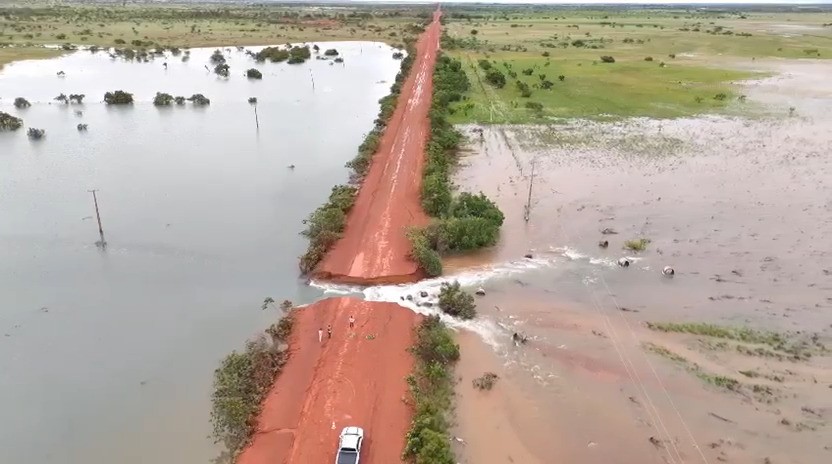 Chuva rompe trecho da BR-401 em Normandia