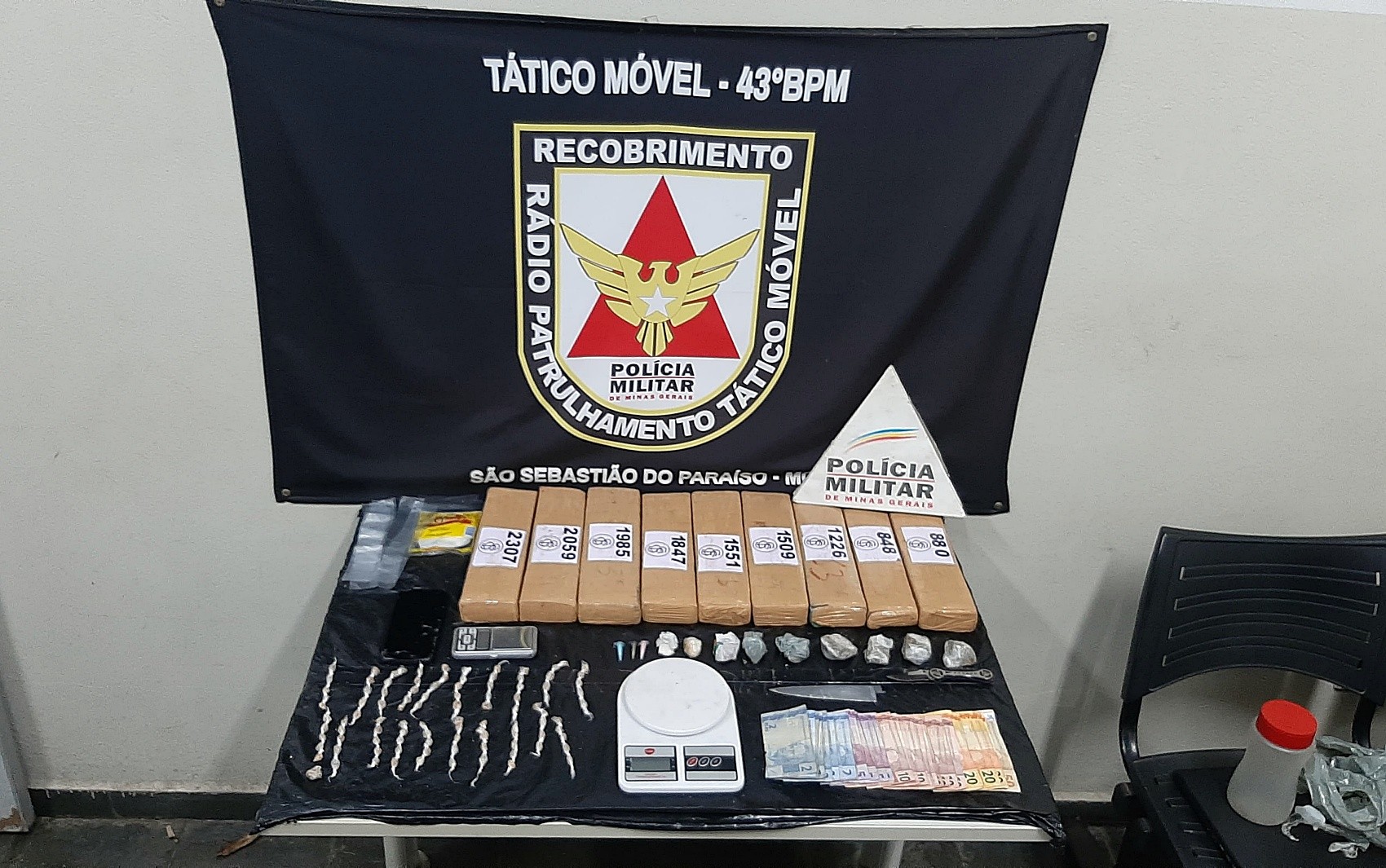 Cerca de 9 quilos de maconha e mais de 100 pedras de crack são apreendidos em operação da PM em São Sebastião do Paraíso, MG