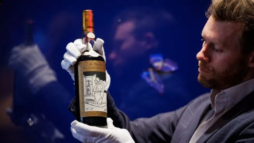 Jonny Fowle, chefe global de bebidas exóticas da Sotheby's, disse: 'O Macallan 1926 é o uísque que todo leiloeiro deseja vender'. — Foto: Tristan Fewings via BBC