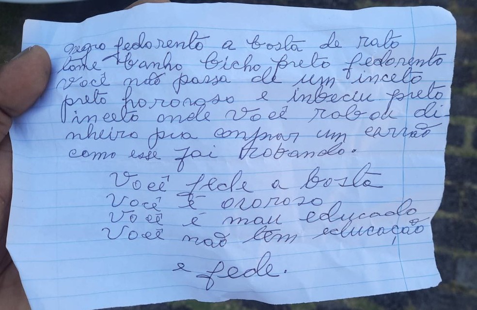 Bilhete com ofensas racistas deixado no carro do empreendedor Alan Batista em outubro do ano passado; caso não teve desfecho — Foto: Cedida/Arquivo