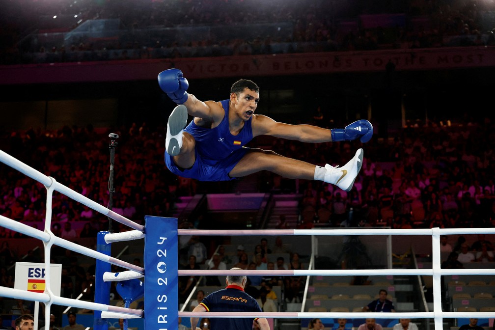 O espanhol Ayoub Ghadfa salta no ringue antes do início do 1º round em disputa pelo ouro do boxe masculino de até 92 kg — Foto: Peter Cziborra/Reuters