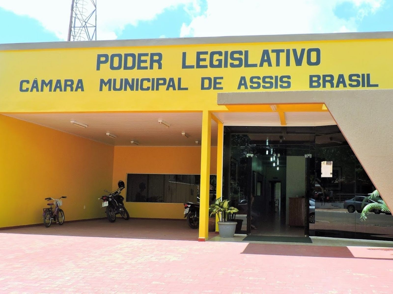 Com auxílio de R$ 700, vereadores de cidade do AC têm segundo reajuste de benefício em 6 meses