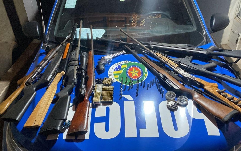 Polícia encontrou várias armas na casa do comerciante mata a mulher e se mata na frente dos filhos em Bom Jardim de Goiás — Foto: Divulgação/Polícia Militar