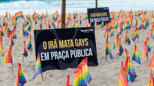 Protesto contra o Irã na Praia de Ipanema tem forcas e bandeiras LGBTQIA+