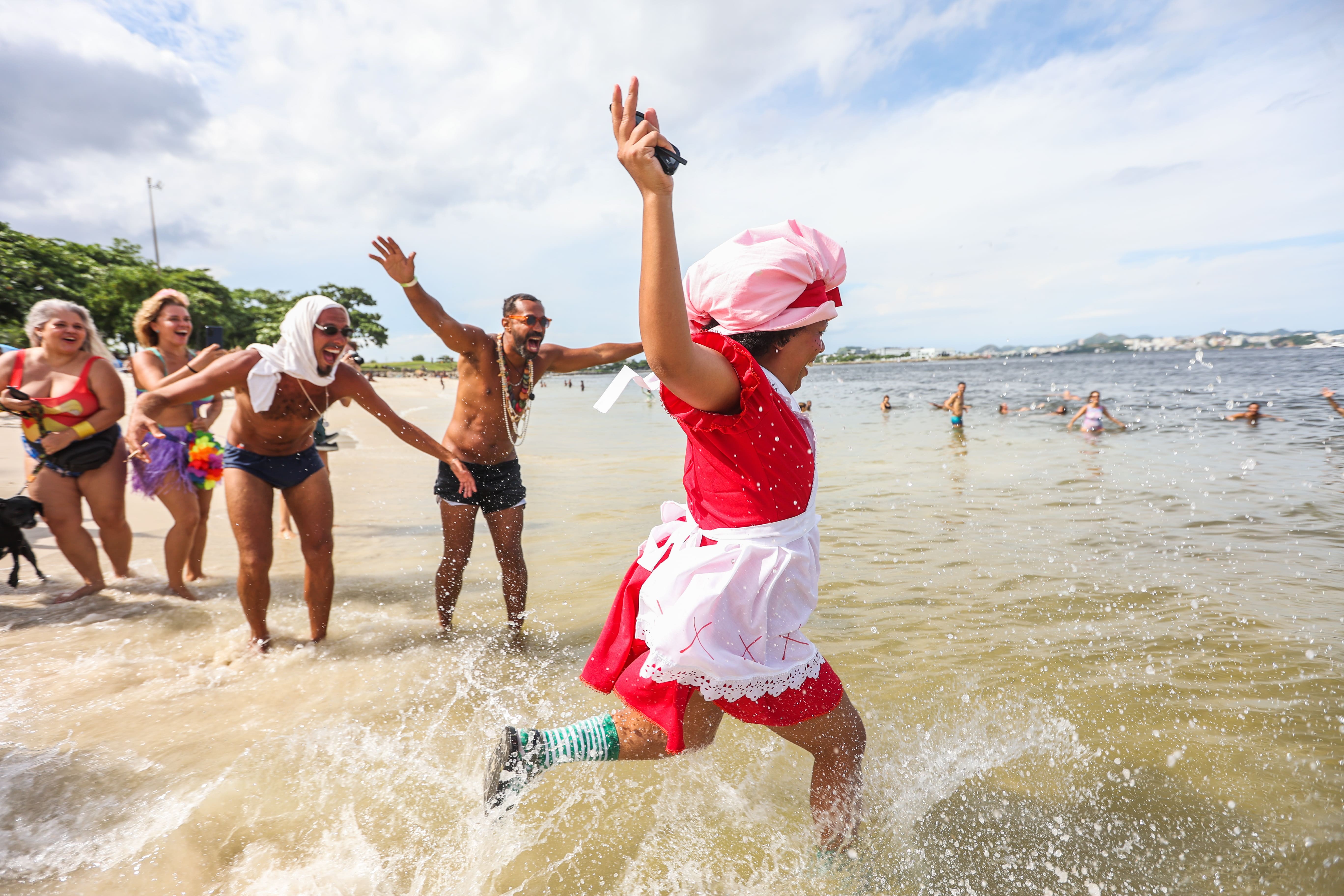 Mergulho à fantasia: cariocas resgatam tradição do século passado para encerrar festejos de Carnaval; FOTOS