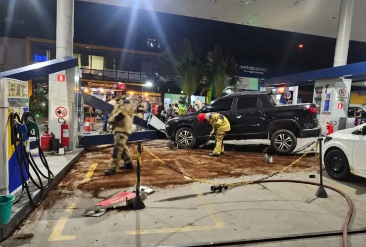 Motorista perde controle de carro, colide com bomba de combustível e atinge três veículos no Litoral Norte da PB