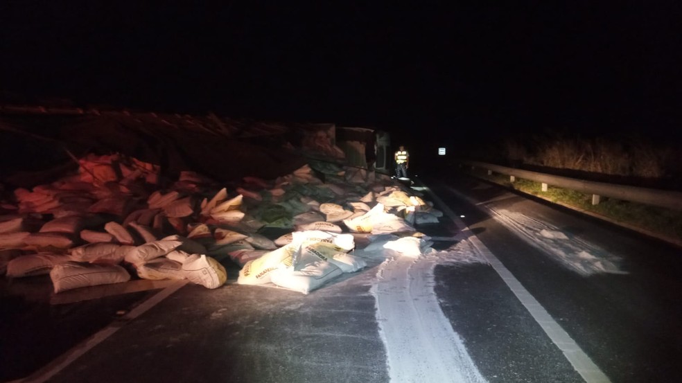 Caminhão carregado com farinha tomba na Rodovia Assis Chateaubriand, em Estrela do Norte (SP) — Foto: Polícia Rodoviária