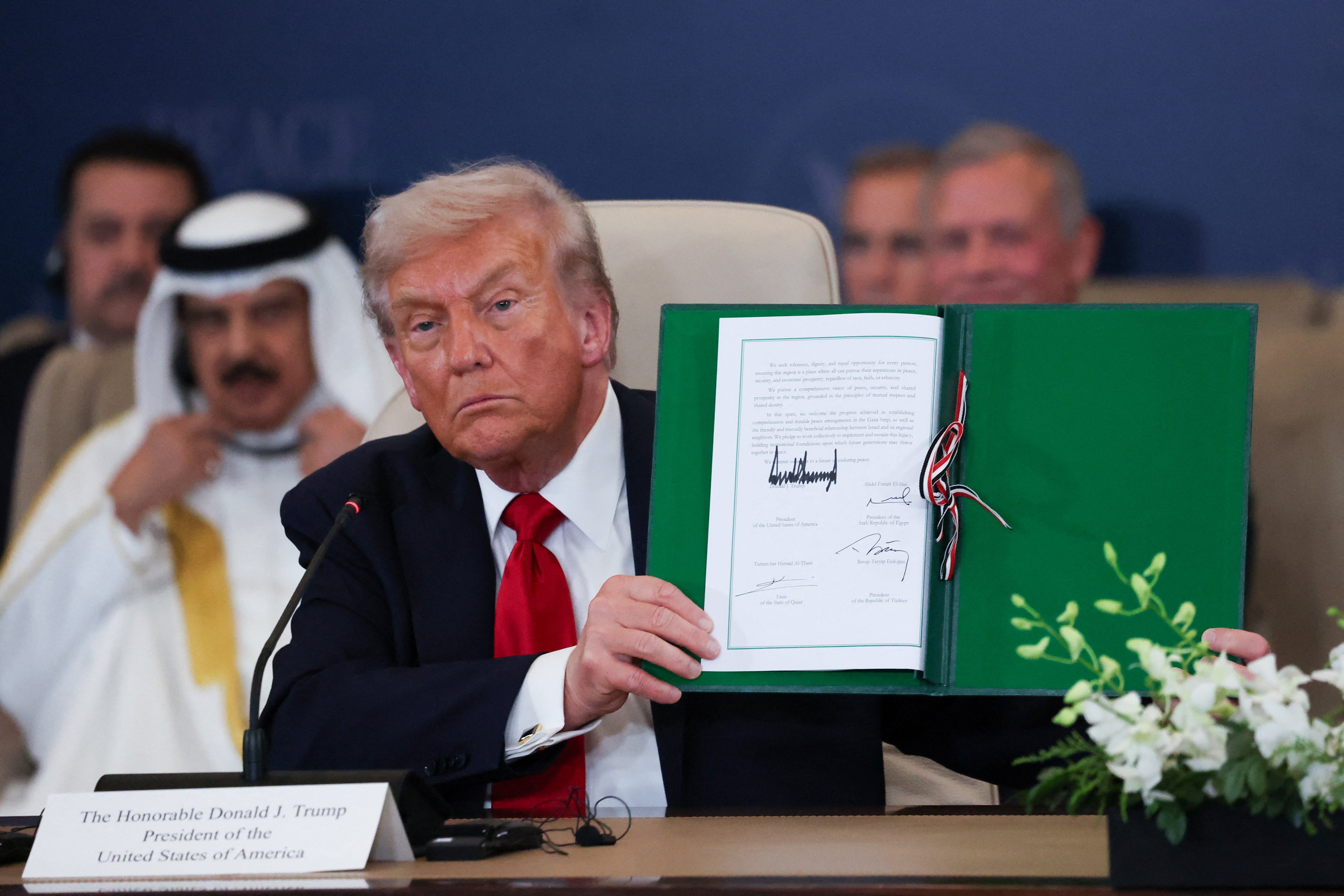 Sem Israel nem Hamas, líderes mundiais assinam acordo de cessar-fogo em Gaza; 'Conseguimos fazer o impossível', diz Trump