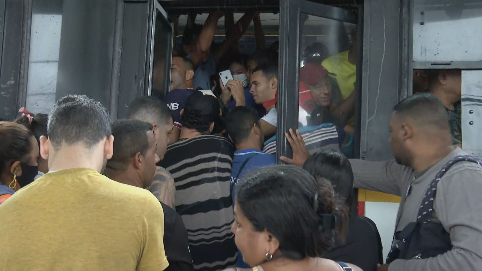 Em um ano, quase metade das linhas de ônibus no Grande Recife tem frota reduzida; corte afeta sistema já precarizado na capital mais ameaçada pela crise climática