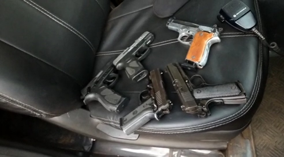 Armas encontradas dentro de carro com suspeitos &mdash; Foto: Divulga&ccedil;&atilde;o